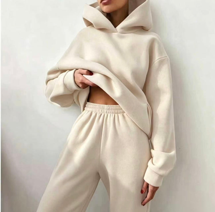 Olivia – Jogging Lounge Set | Women's Two-Piece Tracksuit With Zip-Up Jacket & Jogger Pants** Neriona Apricot